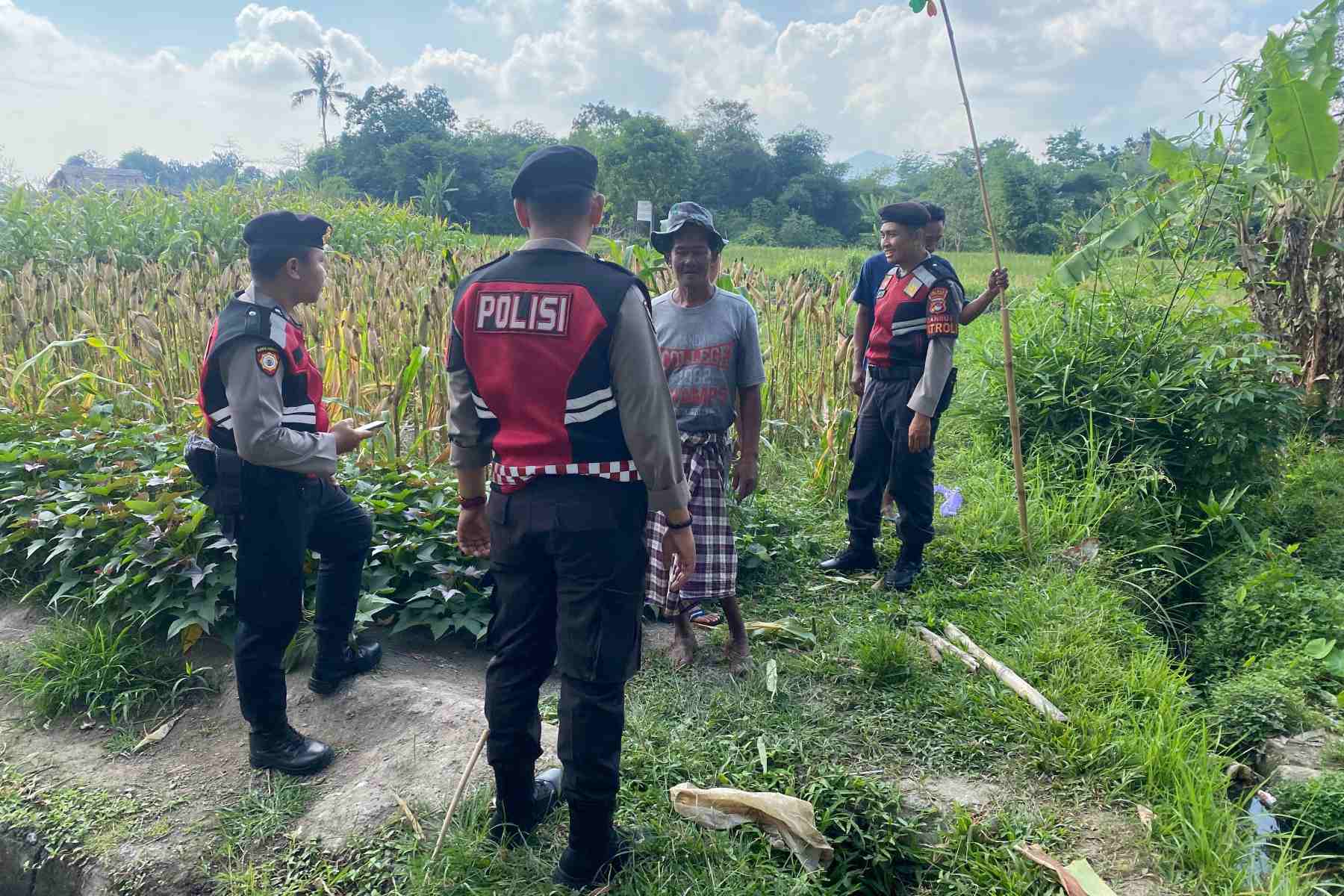 Polisi Lakukan Patroli Tanam Jagung di Dusun Kelebut untuk Dukung Swasembada Pangan