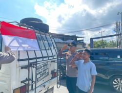 Kapolres Lombok Utara Gelar Bagikan Bendera Merah Putih di Jalan Raya