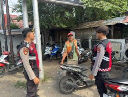 Personel Sat Samapta Polres Lombok Utara Laksanakan Patroli Dialogis Bersama Juru Parkir di Pasar Tanjung
