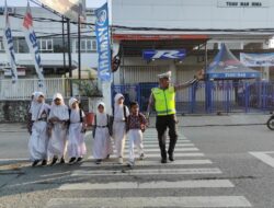 Satlantas Polres Bima Kota Laksanakan Rawan Pagi, Bantu Anak Sekolah dan Pejalan Kaki Menyeberang Jalan