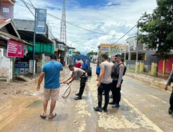Sat Samapta Polres Bima Kota Bantu Bersihkan Jalan Pascabencana Banjir di Kelurahan Paruga