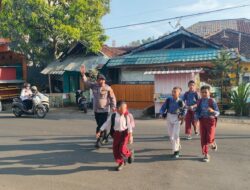 Personel Polsek Rasanae Timur dan Polsubsektor Raba Laksanakan Rawan Pagi, Bantu Anak Sekolah Menyebrang Jalan