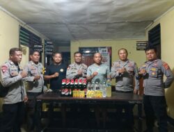 POLSEK HU’U GELAR RAZIA MIRAS DALAM OPERASI PEKAT, AMANKAN PULUHAN BOTOL ARK DAN BIR