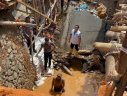 POLDA SUMUT BANGUN JEMBATAN DARURAT DI TAPTENG, PULIHKAN AKSES WARGA DAN JALINSUM