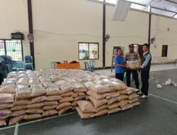 Bhabinkamtibmas Dampingi Penyaluran Benih Padi di Desa Binaan