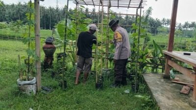 Bhabinkamtibmas Edukasi Warga Manfaatkan Lahan Produktif