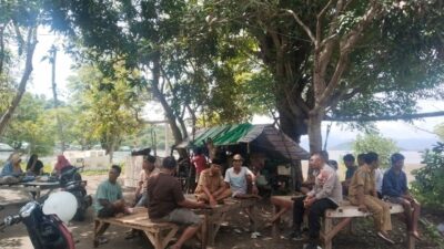 Laksanakan Jumat Curhat, Kanit Binmas Polsek Asakota Ajak Warga Songgela Jaga Kamtibmas