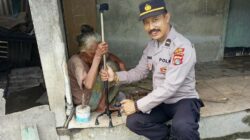 Polres Lombok Barat Salurkan Bantuan Tongkat di Desa Jakem
