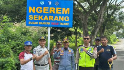 Sat Lantas Polres Dompu Amankan Kegiatan Masyarakat dan Pasang Papan Imbauan Kamseltibcarlantas