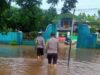 Siaga Banjir, Personel Polsek Bolo Bersihkan Ruang Kelas Yang Terdampak Banjir di Desa Rada