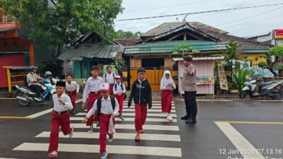 Polsek Rasanae Timur Laksanakan Rawan Pagi di Sejumlah Titik Rawan Kemacetan