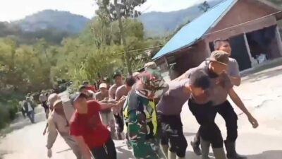 Tak Kenal Hari Libur, Polri Bersama Warga Bangun Jembatan Darurat Pascabencana di Aceh Tengah