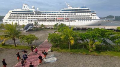 MS Regatta Sandar di Gili Mas, Ratusan Turis Asing Eksplor Lombok