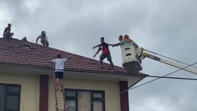 Aksi Heroik di Polres Bima Kota, Kapolres Bima Kota Berhasil Persuasif Seorang Pria Turun dari Atap