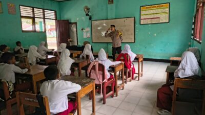 Bhabinkamtibmas Desa Banjar Dampingi Distribusi MBG, Sekaligus Edukasi Hukum dan Tertib Lalu Lintas di SDN Banjar